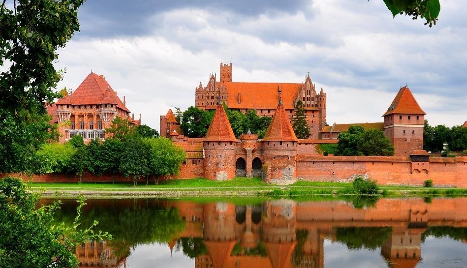 Ksatria Tanpa Kepala di Kastil Malbork: Legenda Penjaga Harta Karun yang Tak Pernah Pulang