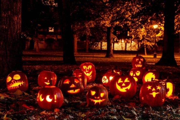 Halloween Bukan Sekadar Kostum: Dari Api Unggun Samhain sampai Labu Ukir Imigran Irlandia