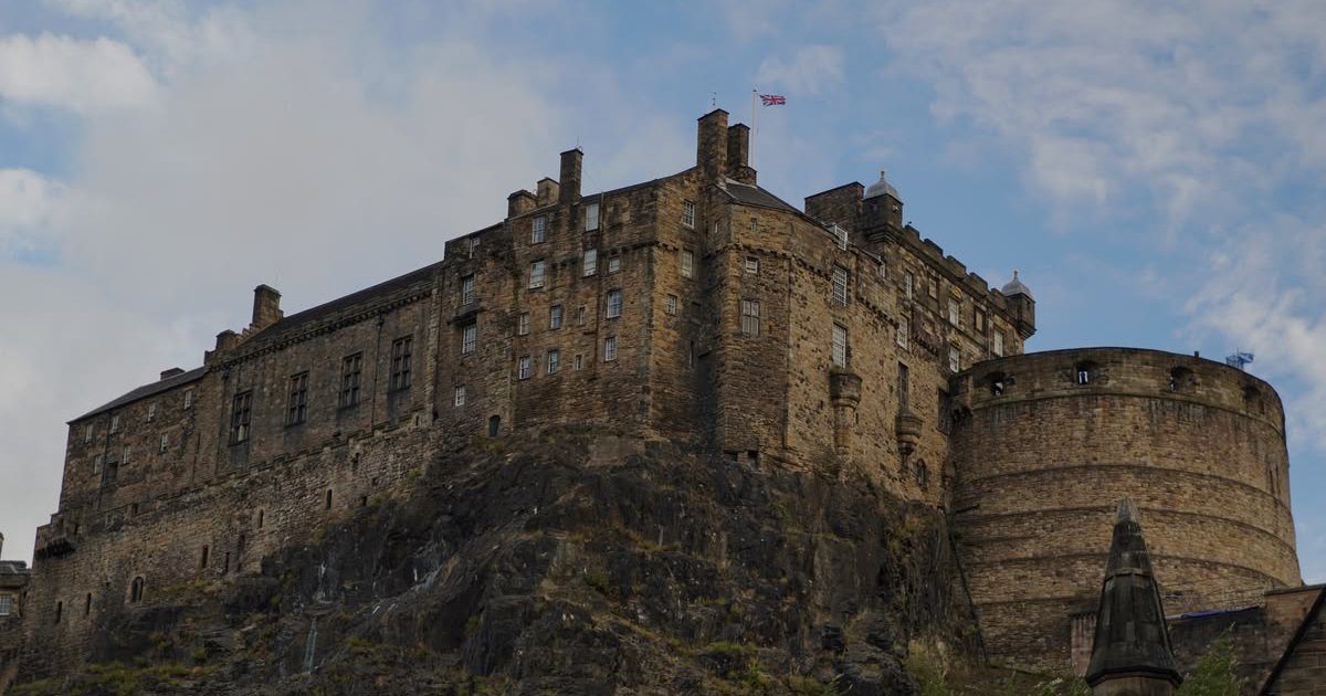 Jejak Kaki Ratu Mary di Kastil Edinburgh: Kamar Sempit, Kunci Besi, dan Sosok di Dekat Pintu