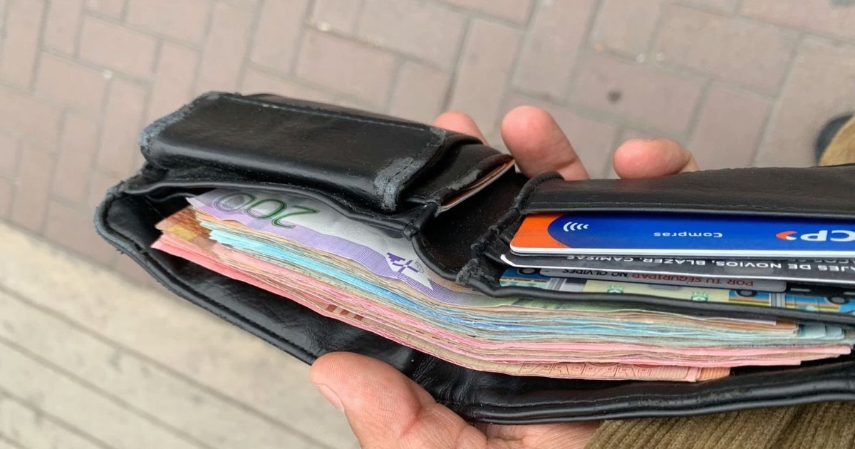 Dompet Itu Cermin Kecil: Apa yang Isinya Bicara Tentang Kamu?
