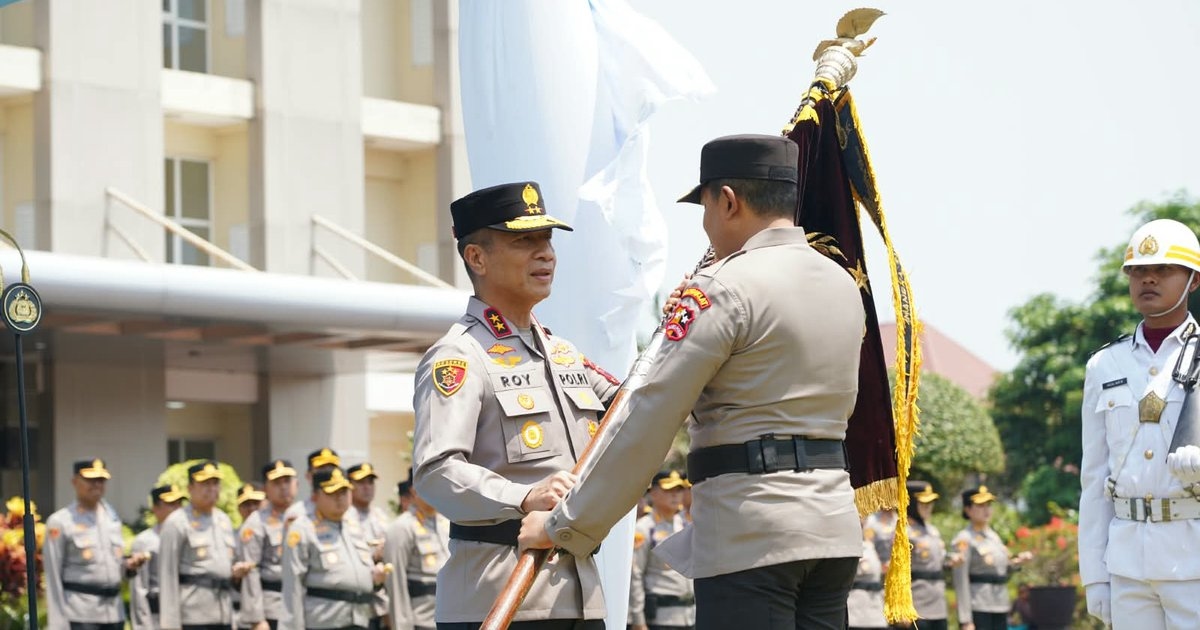 Resmi, Ribut Hari Wibowo Serahkan Jabatan Kapolda Jateng Kepada Roy Hardi