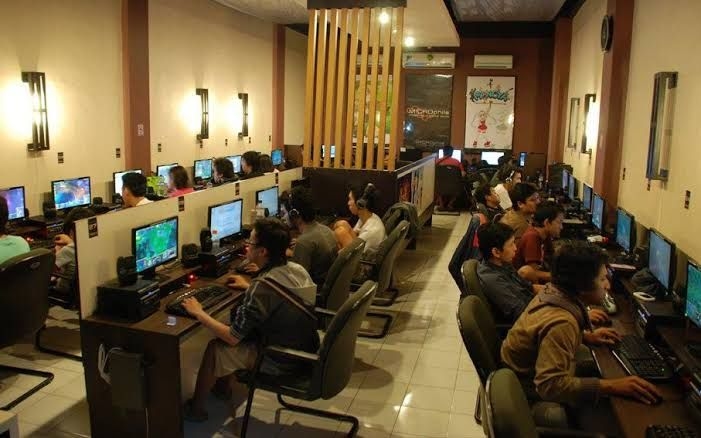 Nostalgia Gim/Warnet: Kenangan Masa Remaja Begadang Paket Malam di Warnet Kota Semarang/Solo
