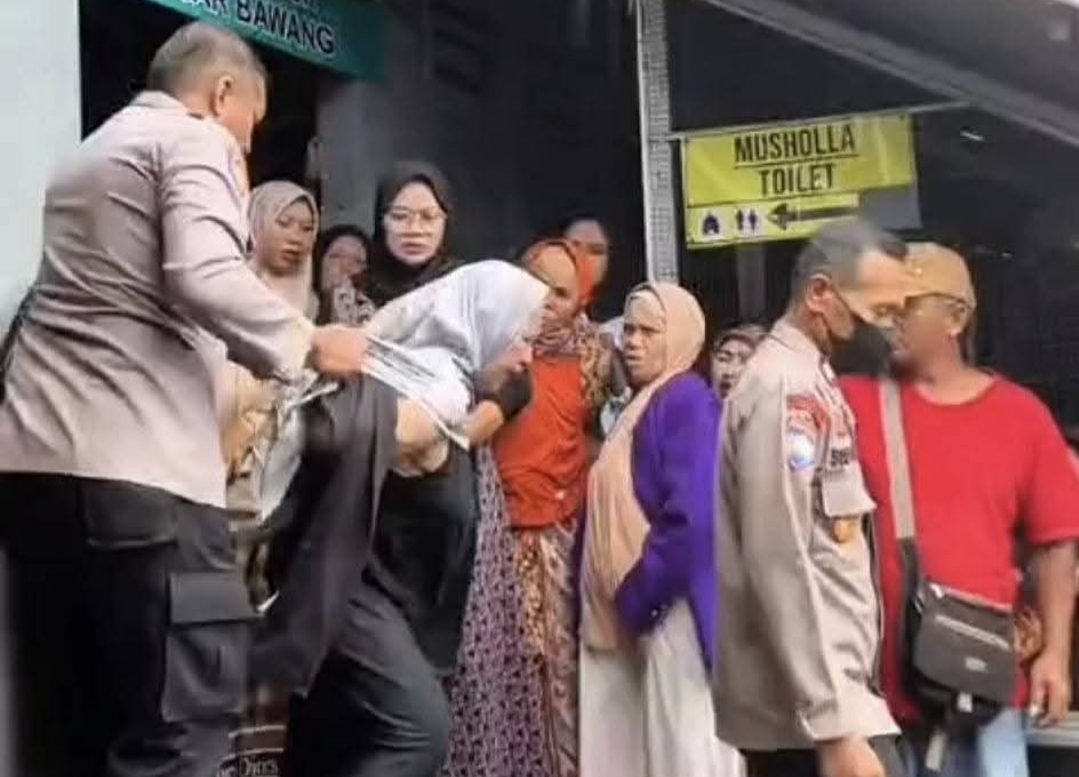 Diduga Edarkan Uang Palsu, Ibu-ibu di Pasar Bawang Batang Diamankan Warga