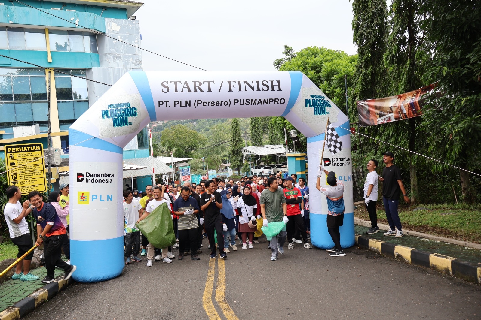 Buktikan Kepedulian Terhadap Lingkungan dari Ruang Publik, PLN Gelar Plogging Run Dalam Rangka Peringatan K3