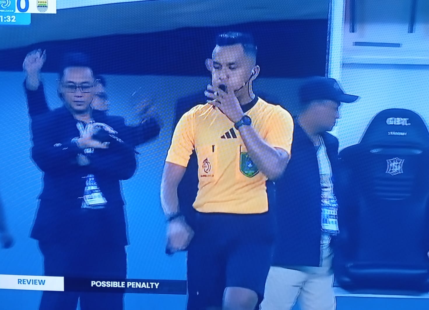 Dua Keputusan Wasit Eko Saputra di Babak Pertama Persebaya vs Persib Jadi Perdebatan!