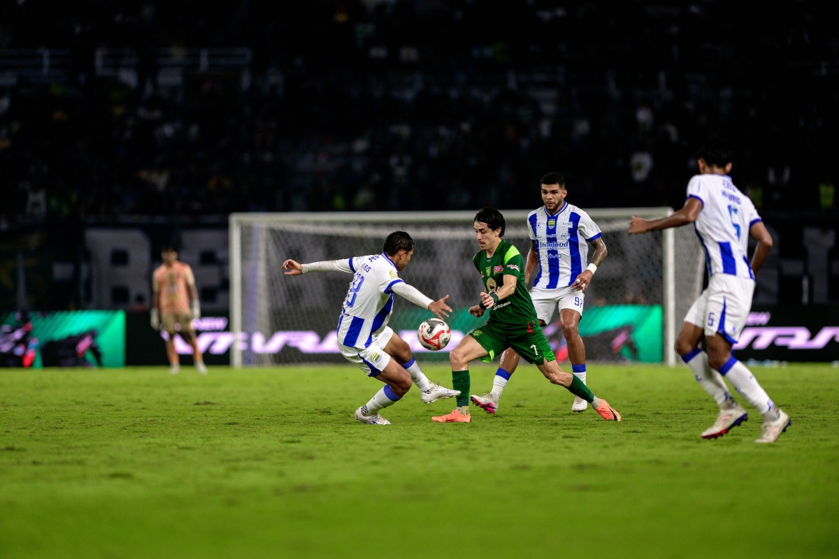 Gagal Ulangi Kemenangan Musim Lalu, Persebaya vs Persib Diwarnai Drama VAR dan Hujan Gol