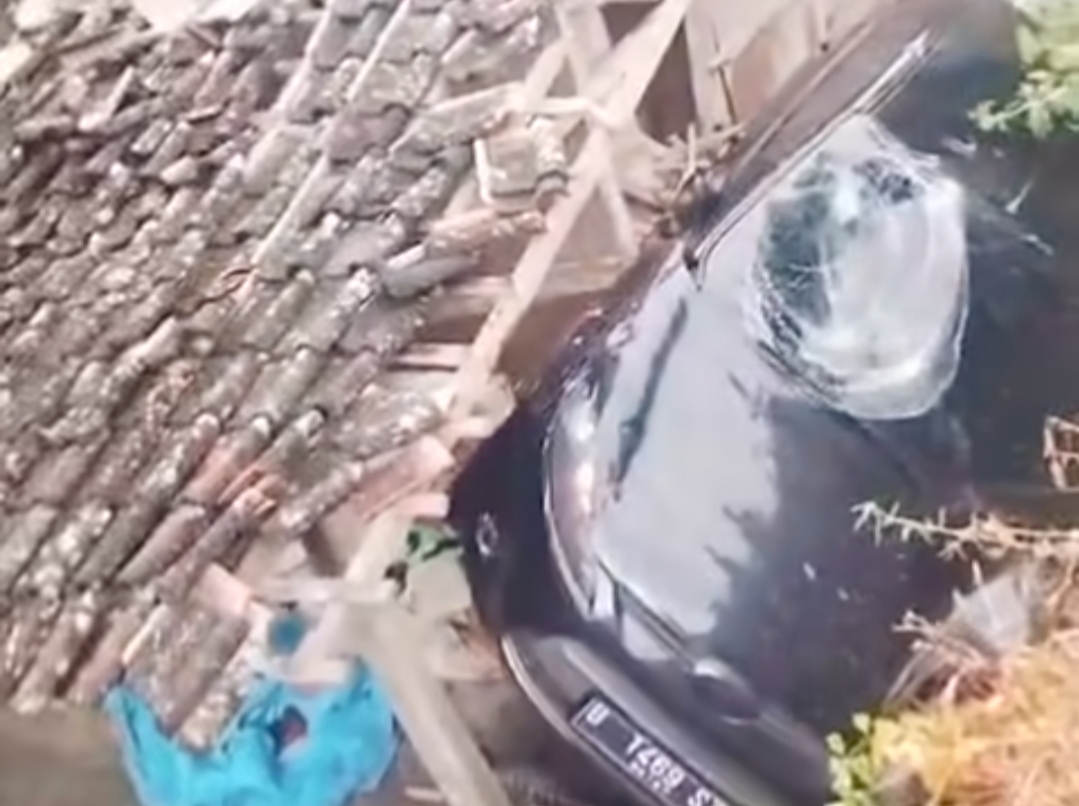 Mobil Ford Fiesta Terjun Bebas Timpa Rumah di Ungaran Timur, Diduga Akibat Salah Jalur Google Maps