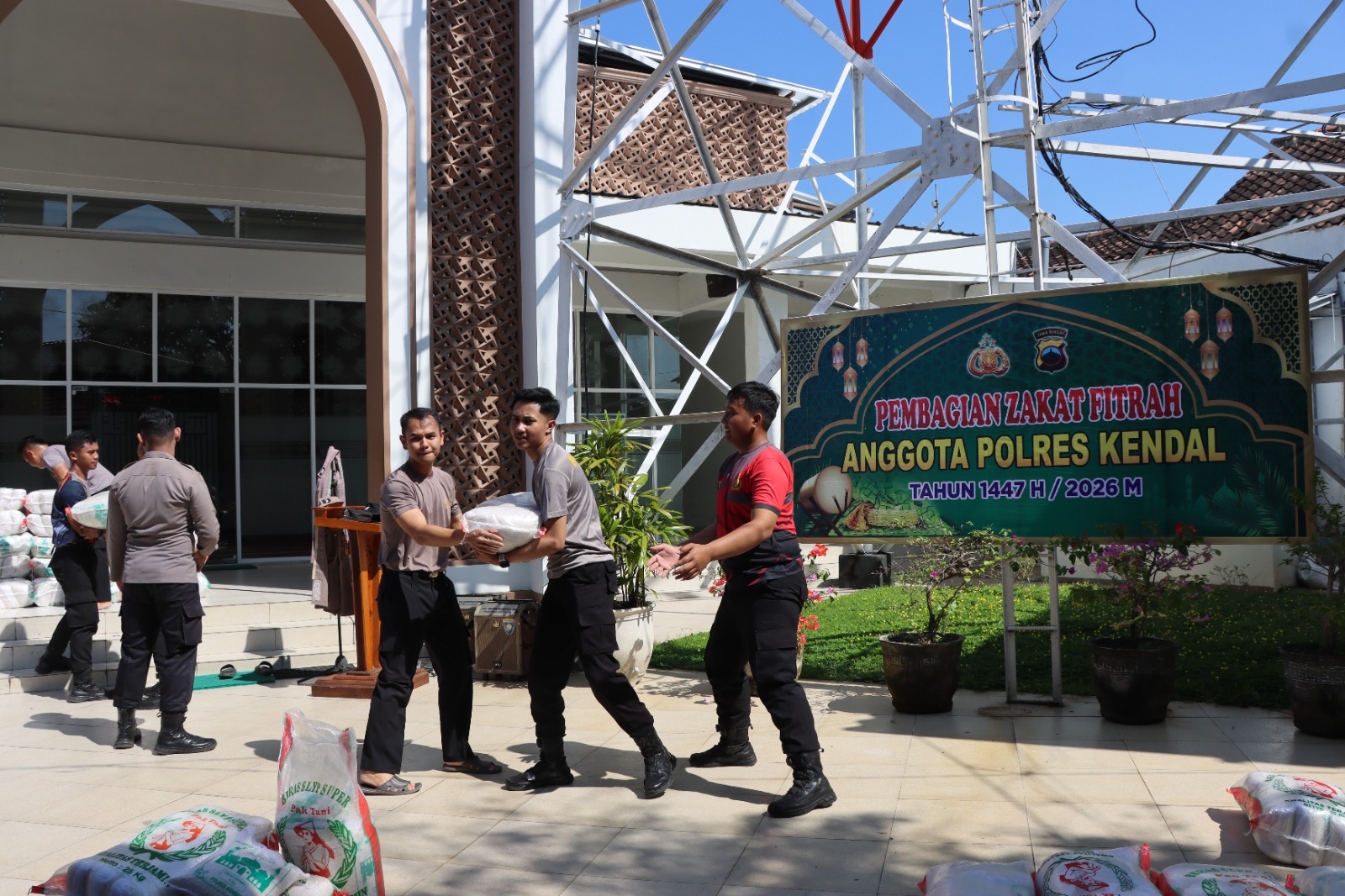 Polres Kendal Salurkan 2,62 Ton Zakat Fitrah kepada Warga dan Yayasan Sosial