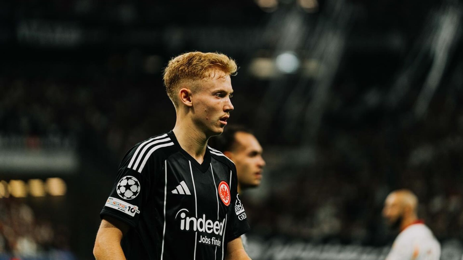Eintracht Frankfurt Santai Hadapi Minat Manchester United dan Newcastle pada Hugo Larsson