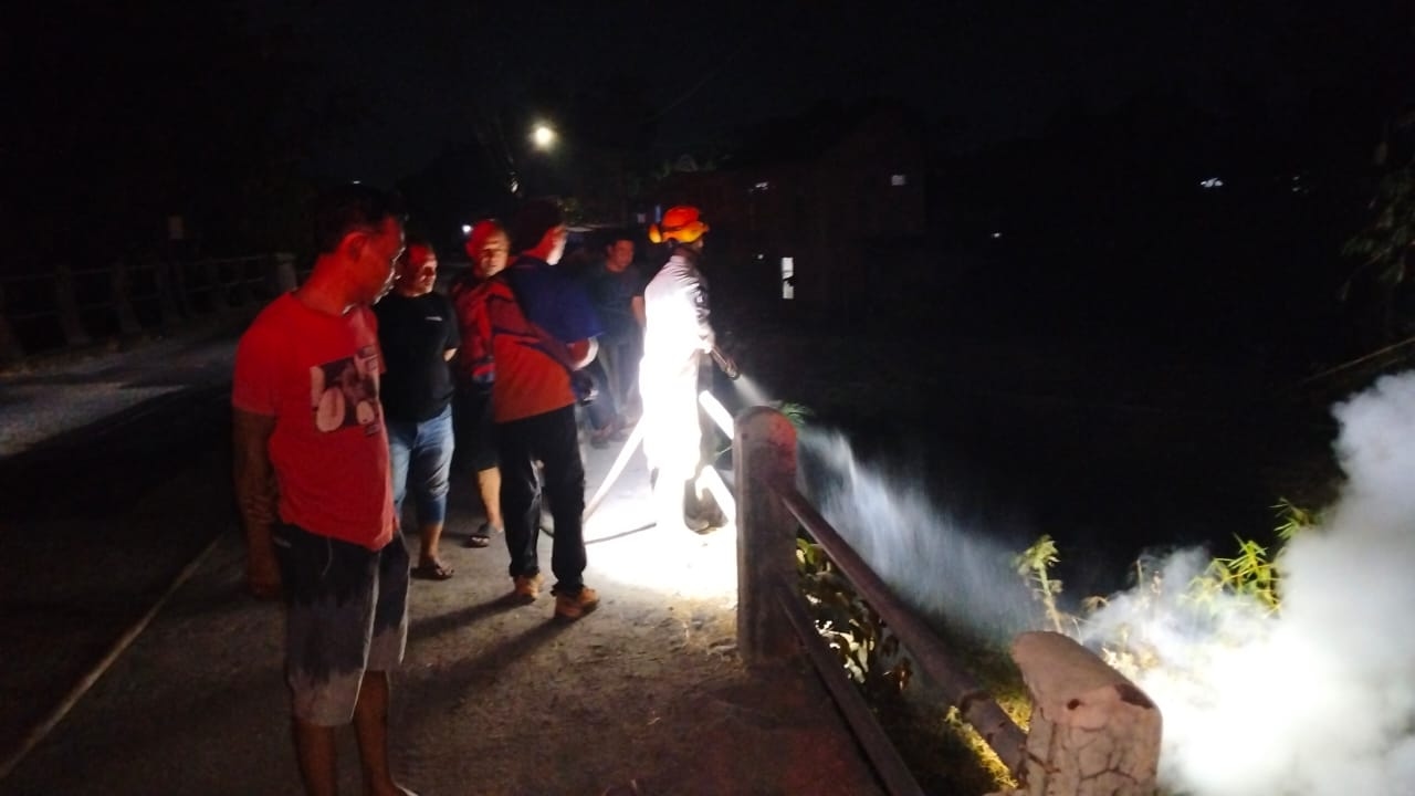 Asap Pekat Ganggu Warga, Babinsa Nogosari Sigap Bantu Padamkan Kebakaran Tumpukan Sampah