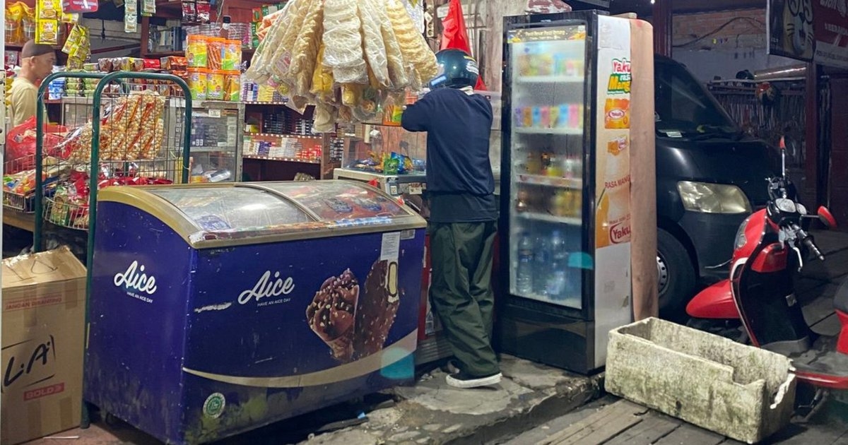 Warung Madura: Toko yang Menolak Tidur, Penyelamat di Jam-jam yang Tidak Masuk Akal