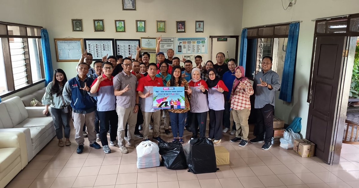 Sambut HUT ke-36, JNE Semarang bersama Wartawan Ekonomi Berbagi dengan Lansia di Panti Rindang Asih II