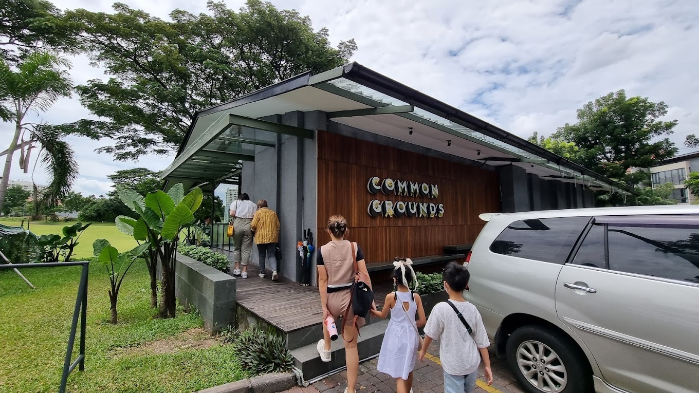 Common Ground, Cafe di Surabaya dengan View Lapangan Golf