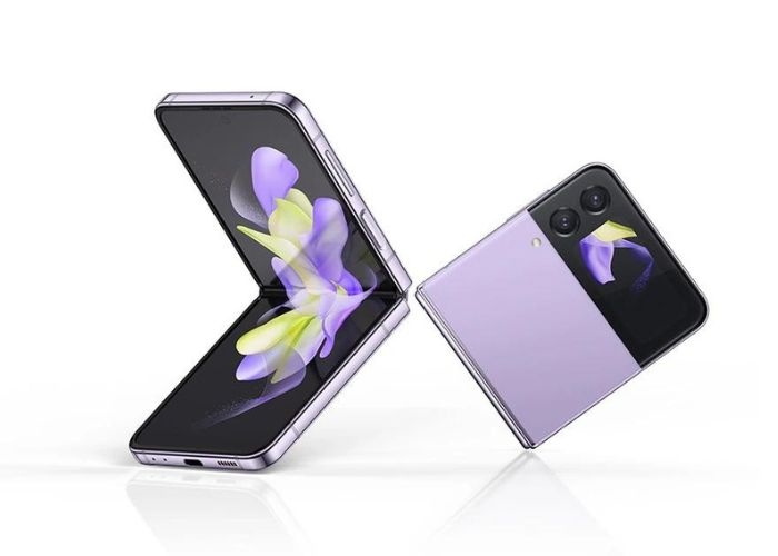 Berikut 7 Tips Menjaga dan Merawat Smartphone Flip Agar Awet dan Tahan Lama