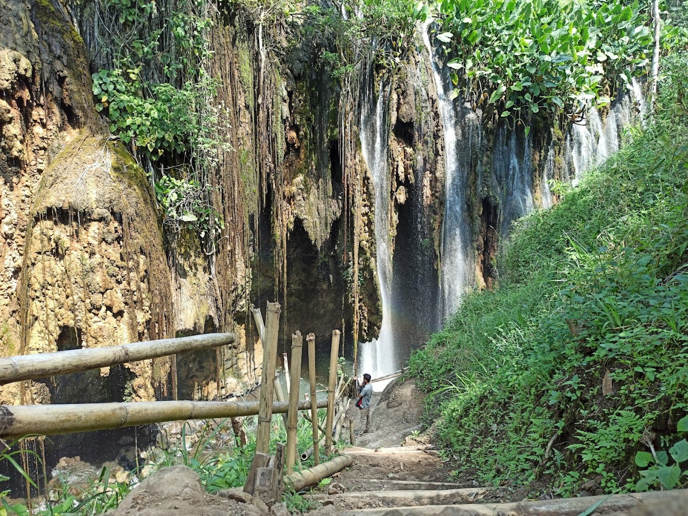 Menikmati Derasnya Air dan Pemandangan Alam di Air Terjun Purba Tirai Bidadari yang Terkenal Indah