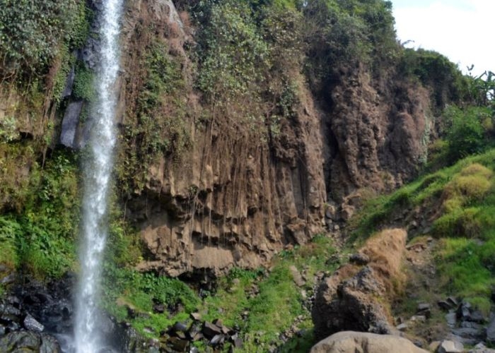 Misteri Curug Putri: Kisah Unik Air Terjun yang Membelah Desa Brebes dan Tegal