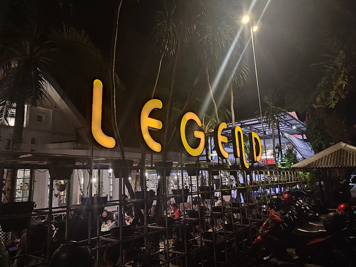 Menikmati Suasana Unik di 8 Cafe Sekitar Stasiun Lempuyangan Jogja Sambil Menantikan Keberangkatan Kereta