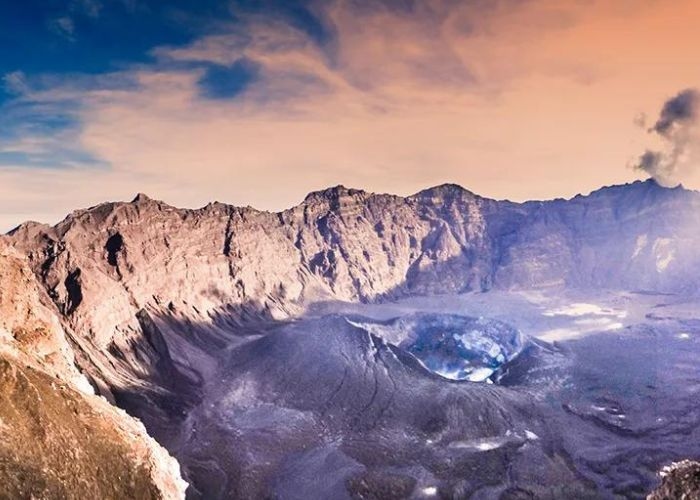 Gunung Raung: Keindahan Alam yang Dibalut Misteri Sejarah dan Horor di Puncak Jawa Timur