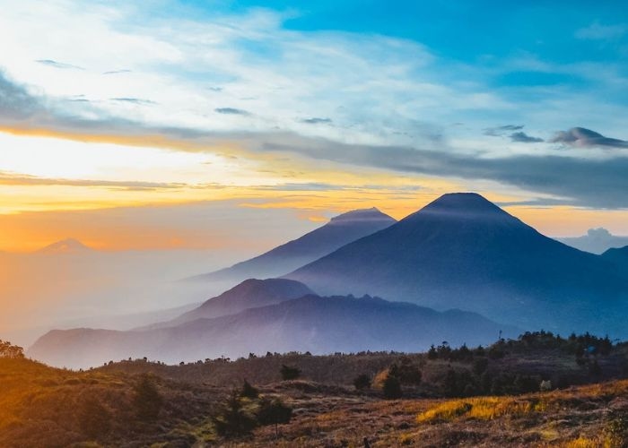 Misteri Tersembunyi di Gunung Prau: Puncak Suci di Dieng Plateau dan Mitos Dewa Kuno