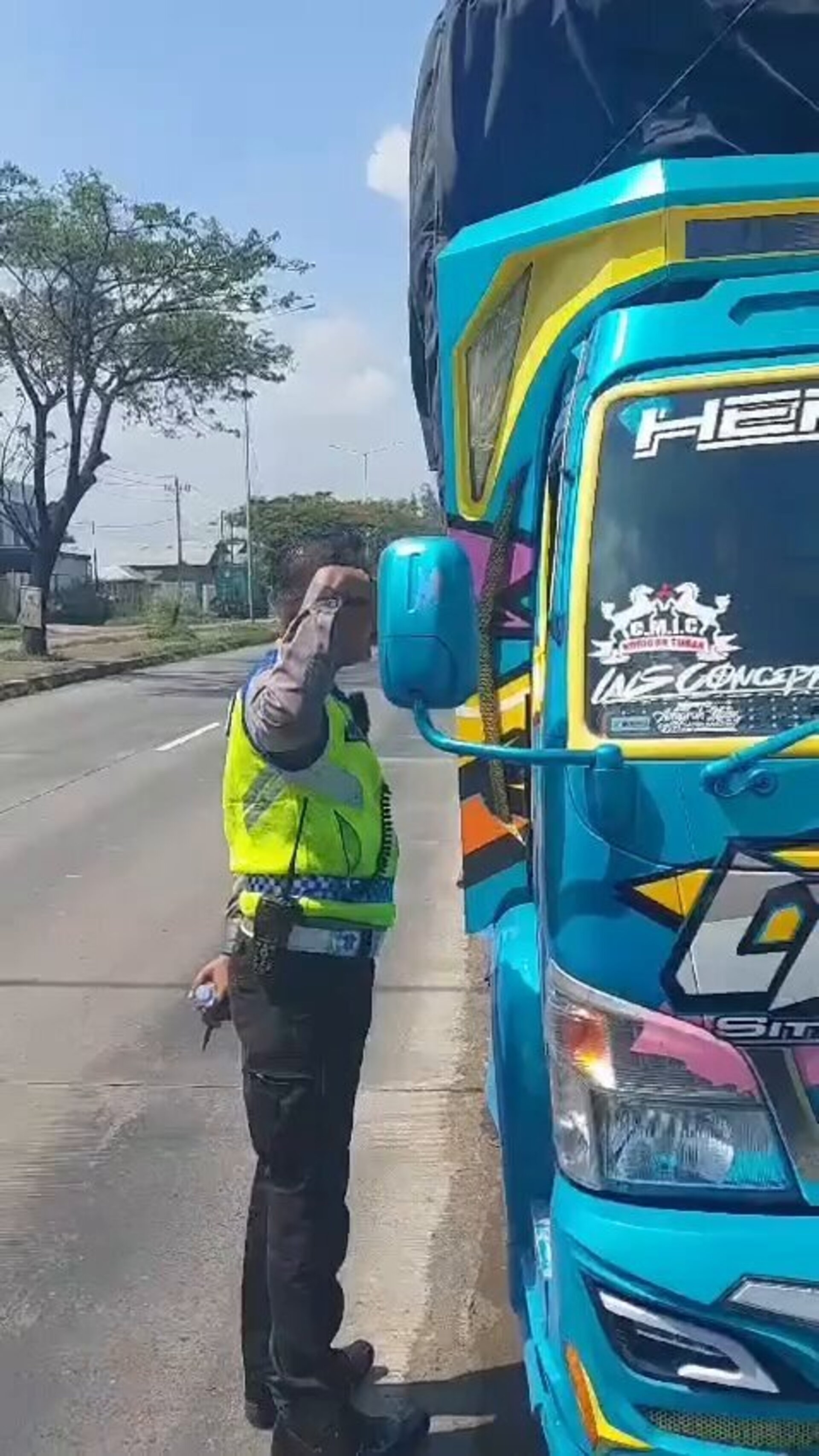 Kejar-Kejaran Dramatis Truk Overload Dengan Mobil PJR di Jalan Soekarno-Hatta Kendal