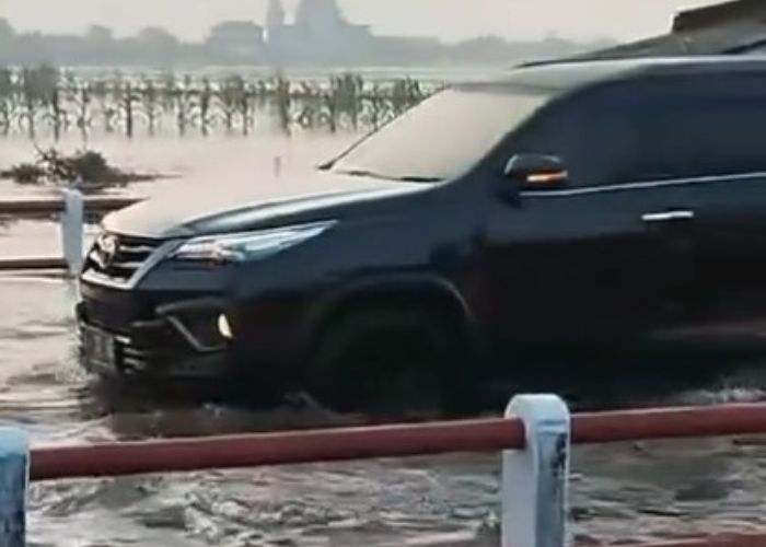 Banjir Karanganyar Timbulkan Kemacetan di Jalur Jepara-Demak, Motor Dialihkan ke Wedung