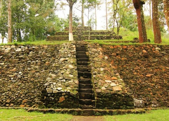 Mengungkap Sisi Misteri dan 3 Mitos Punden Berundak di Candi Kethek: Warisan Mistis Lereng Gunung Lawu