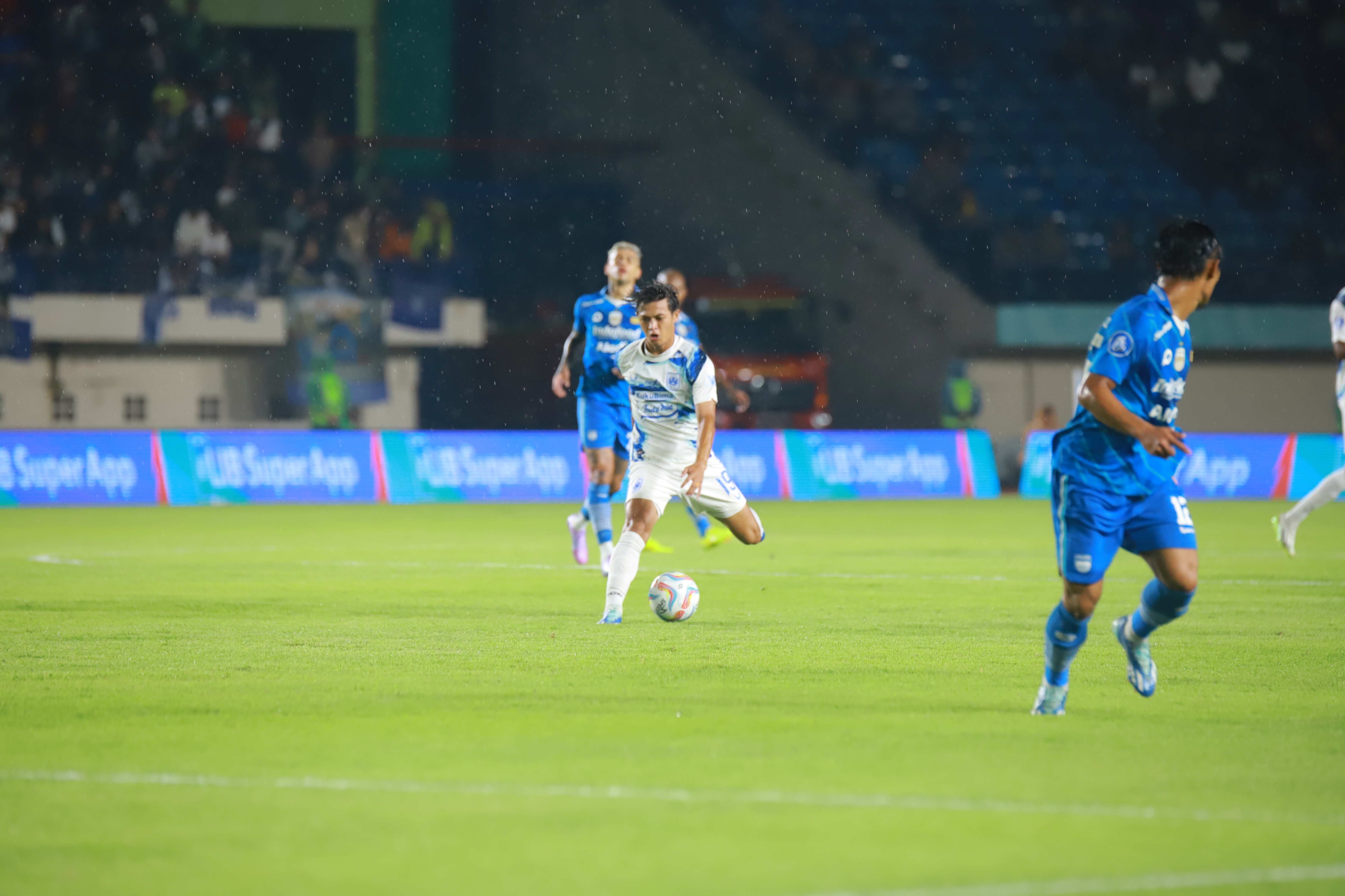 Persib Bandung dan PSIS Semarang Kena Denda PSSI Akibat Ulah Suporter