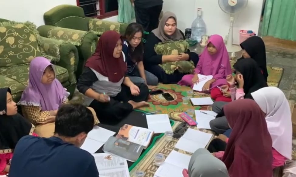Mendorong Minat Belajar Siswa, Mahasiswa KKN UPGRIS Kelompok 53 Gelar Bimbingan Belajar di Desa Wonolopo Semarang