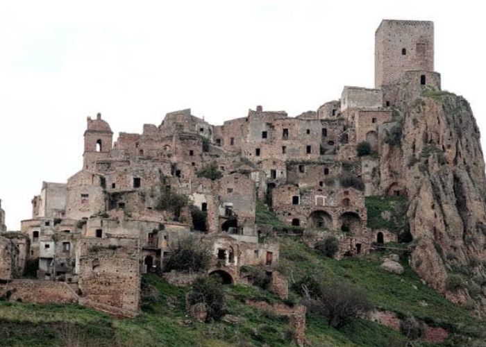 Misteri Kota Mati di Luar Negeri: Craco, Kota Mati yang Sangat Menawan di Italia