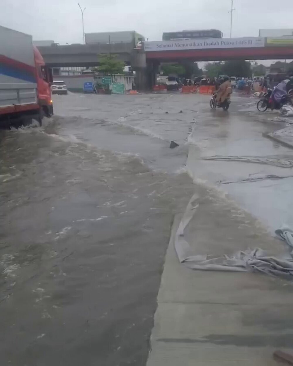 Banjir Melanda Kaligawe Sejak Sabtu, Belum Ada Penanganan Berarti
