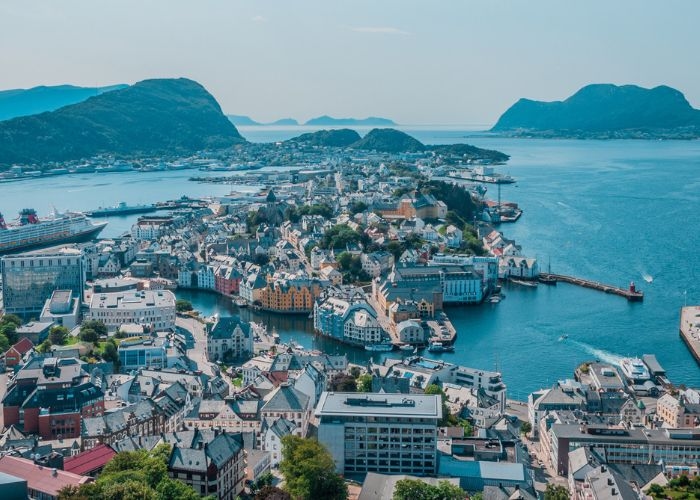 Banyak Aturan Unik dan Nyeleneh di Seluruh Dunia: Di Norwegia Ada Aturan Dilarang Buang Air Kecil Menghadap Rusia