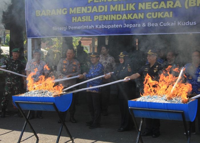 Bea Cukai Kudus Tunjukkan Taringnya! Jutaan Batang Rokok Ilegal Dimusnahkan di Halaman Kantor Bupati Jepara