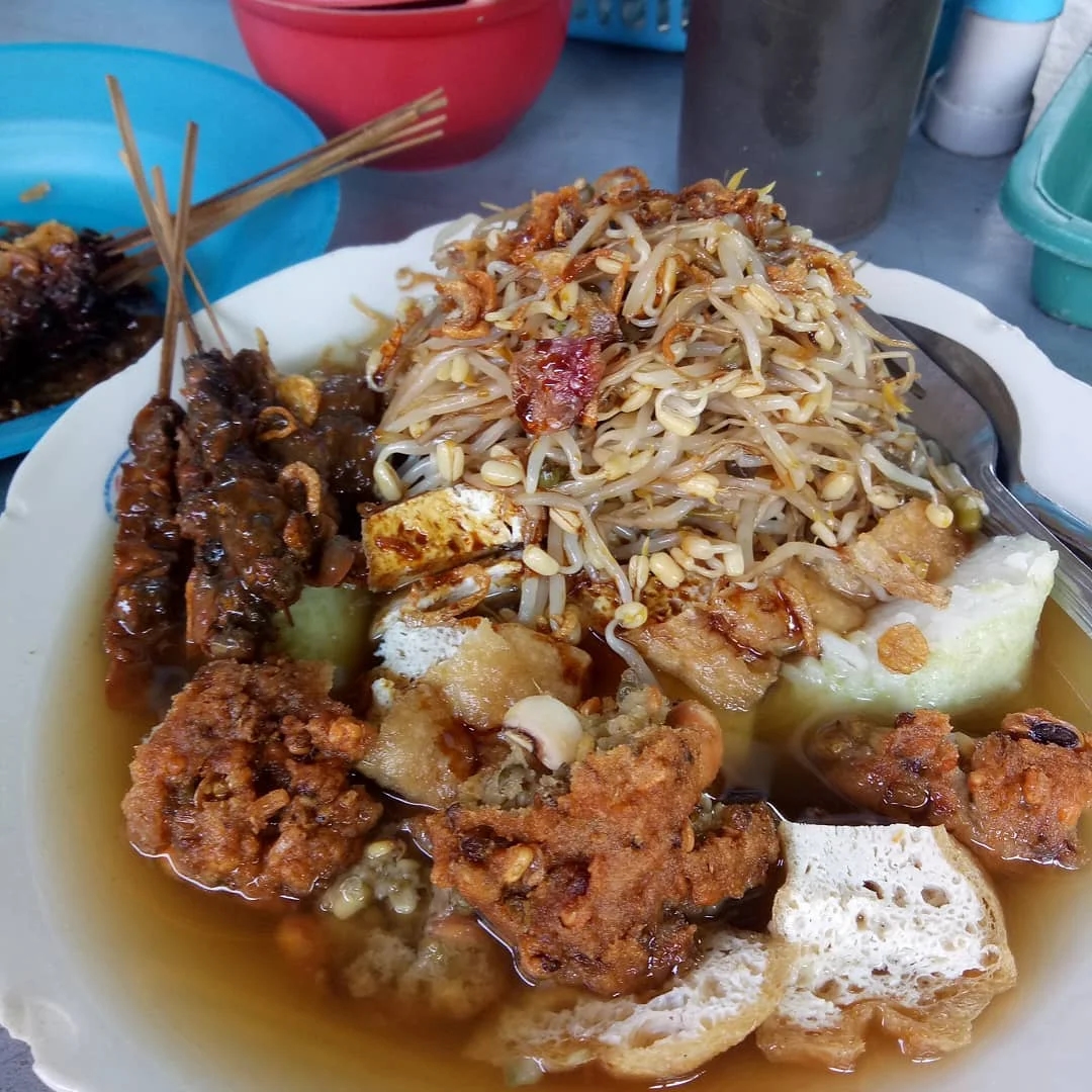 Terungkap! Kunci Kelezatan dan Ritual Menyantap Lontong Balap, Cek Lokasi Warung Favorit Kuliner Bercitarasa Unik Khas Surabaya Ini