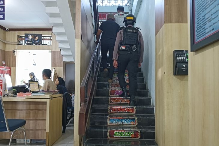 2,5 Jam, Kantor Dinas Pendidikan Kota Semarang Diobok-obok KPK