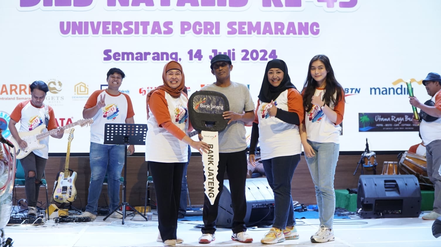 Semarak Gerak Jalan Dies Natalis ke-43 UPGRIS, Rektor : Terus Berkomitmen Tingkatkan Kualitas Pendidikan