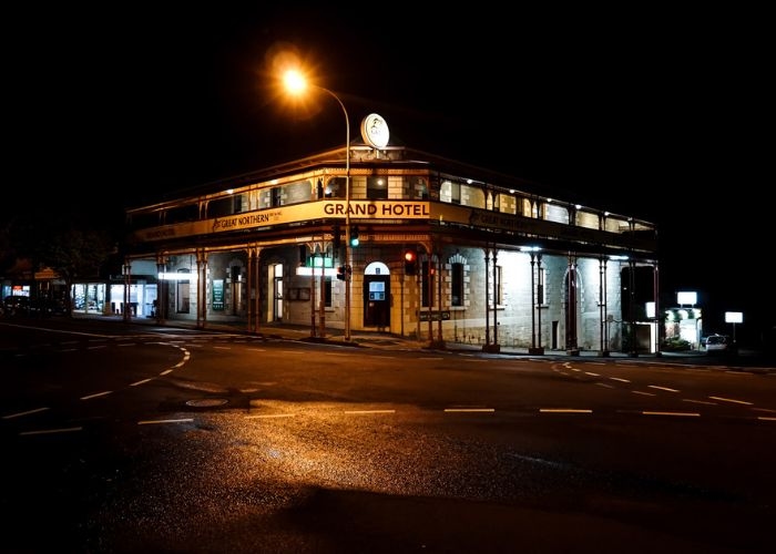 Bikin Merinding! Grand Hotel, Penginapan Berusia Seabad di Australia Ini Diduga Dihuni 10 Hantu, Ada Gadis Kecil Sampai Bapak-bapak Pemarah!