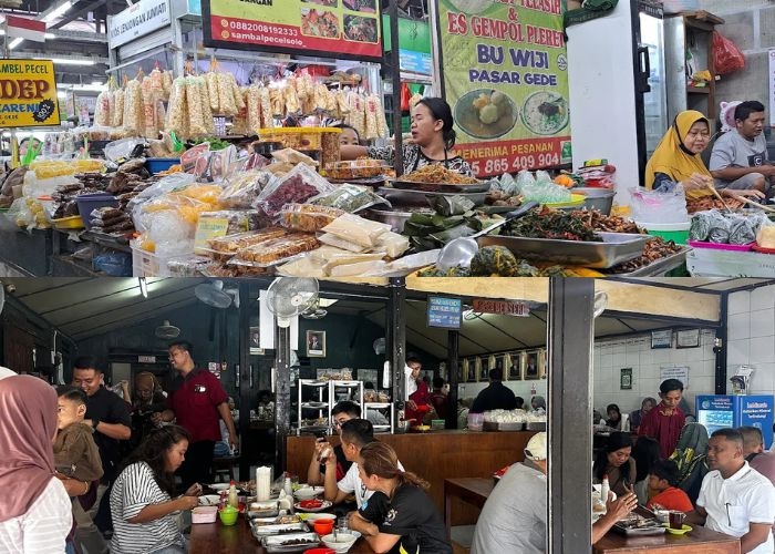 4 Wisata Kuliner Solo Ini Lagi Hits Banget & Wajib Dicoba, Ada Pasar Legendaris Buka 24 Jam Sampai Es Krim Rasa Jahe yang Unik!