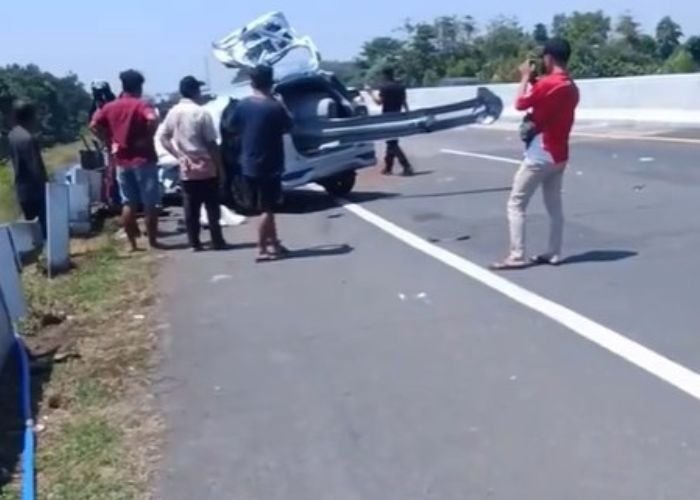 Bikin Merinding! Mobil Tabrak Pembatas Jalan di Tol Pulosari Brebes, Kondisi Sopir Bikin Syukur!