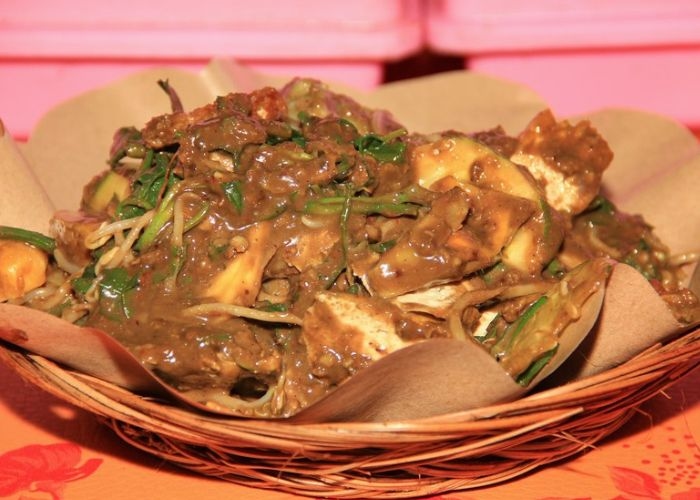 Bukan Rujak Biasa! Rujak Cingur, Kuliner Legendaris Surabaya yang Bikin Lidah Bergoyang!