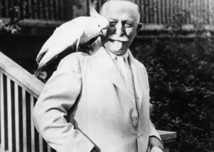 Skandal Gila di Balik Sereal Pagi: Dr Kellogg Jual Pusat Kebugaran Mewah sebagai Sekte Anti-Seks dengan Operasi Mutilasi Genital!