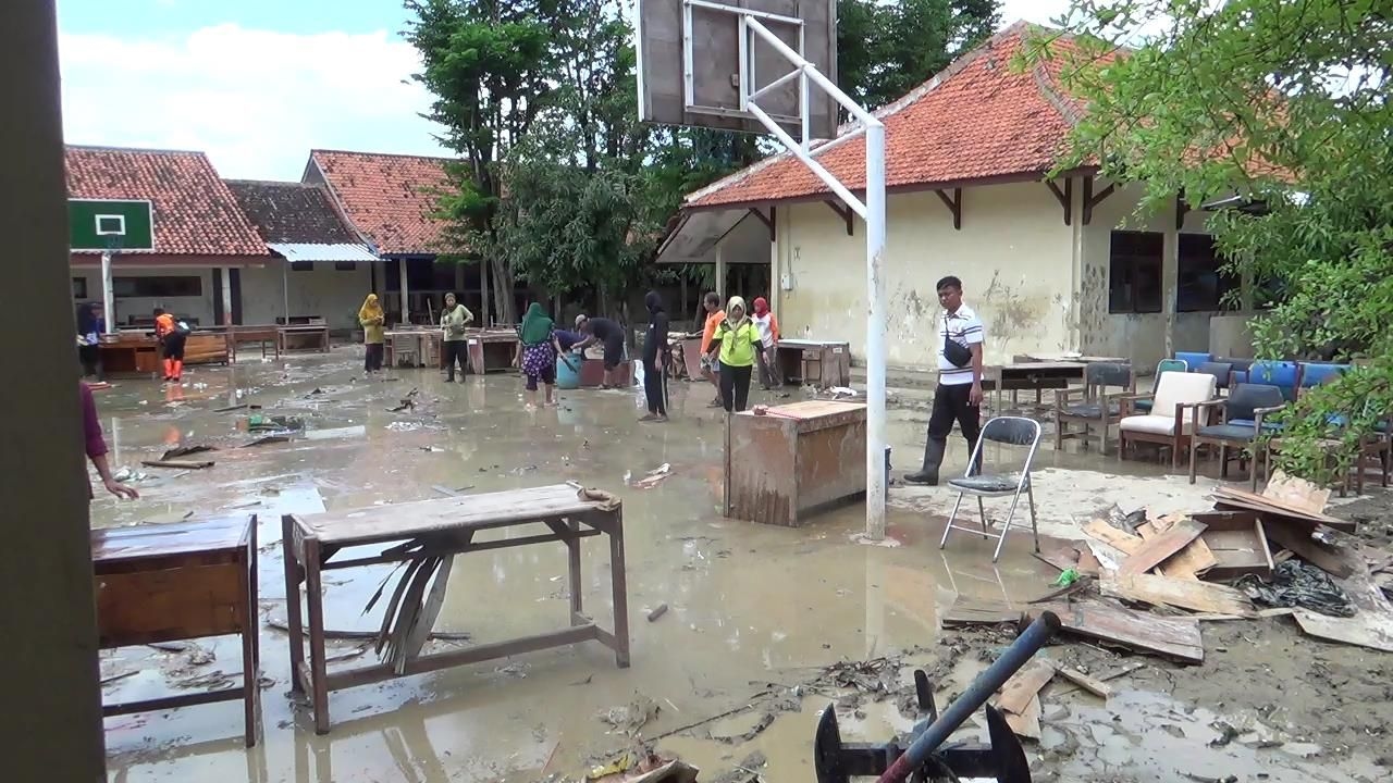 Banjir Kepung Sekolah di Kendal, Puluhan Ruang Kelas Terendam, Siswa Terpaksa Diliburkan