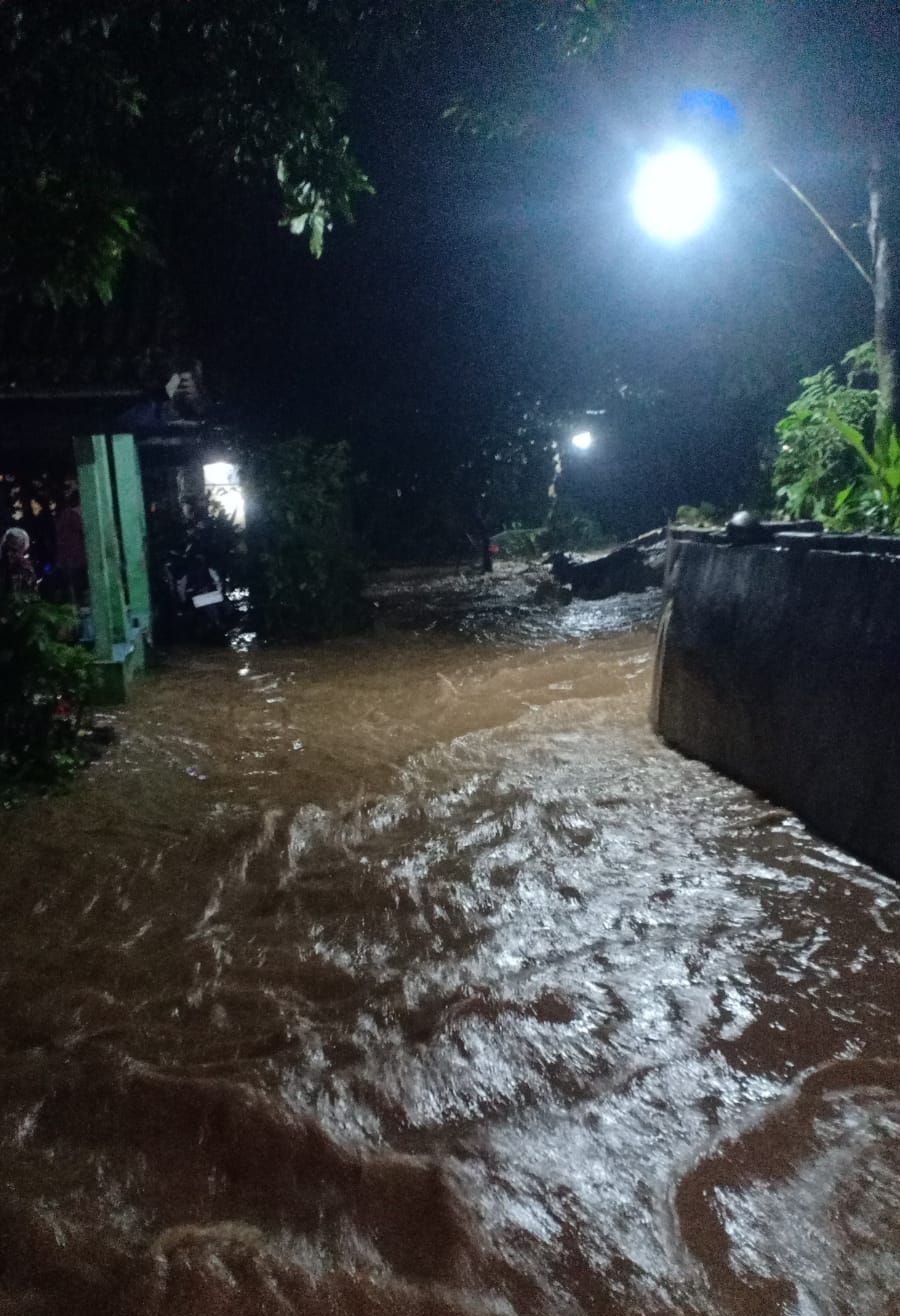 Sungai Plumbon Meluap, Air Datang Cepat dan Menyisakan Trauma di Pemukiman Barat Semarang