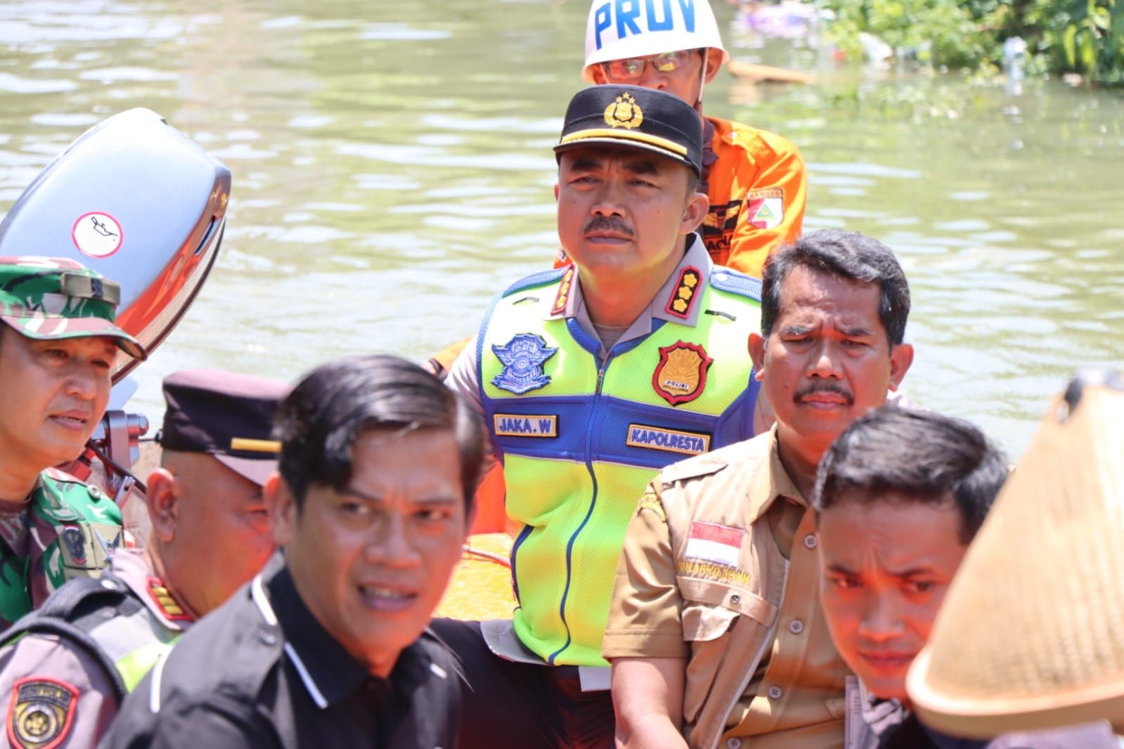 Polresta Pati Pantau 19 Desa di Kecamatan Juwana Menggunakan Perahu Demi Selamatkan Warga Korban Banjir