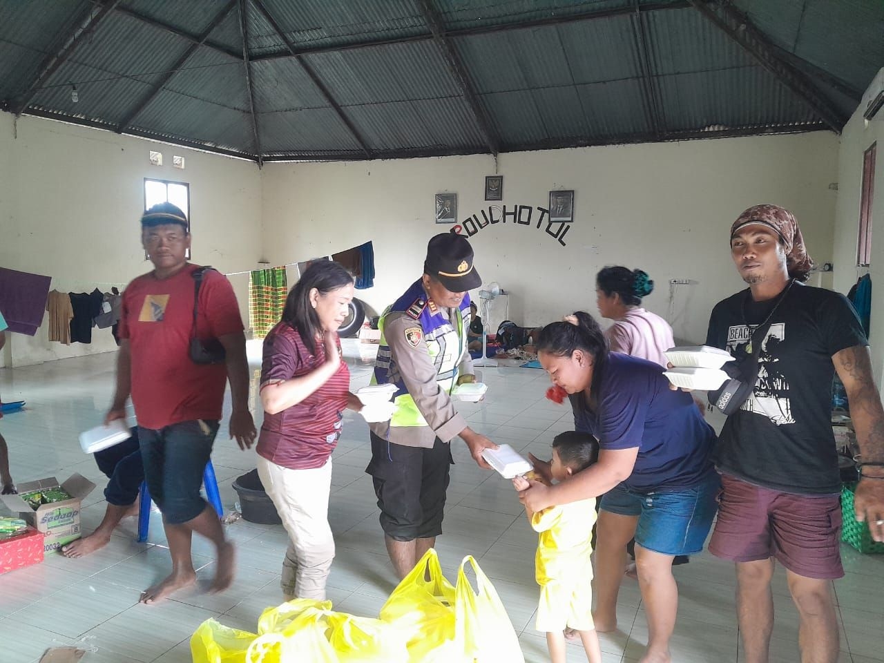 Polsek Sukolilo dan Gereja JKI Hadirkan Bantuan Bahan Makanan bagi Korban Banjir Kasiyan
