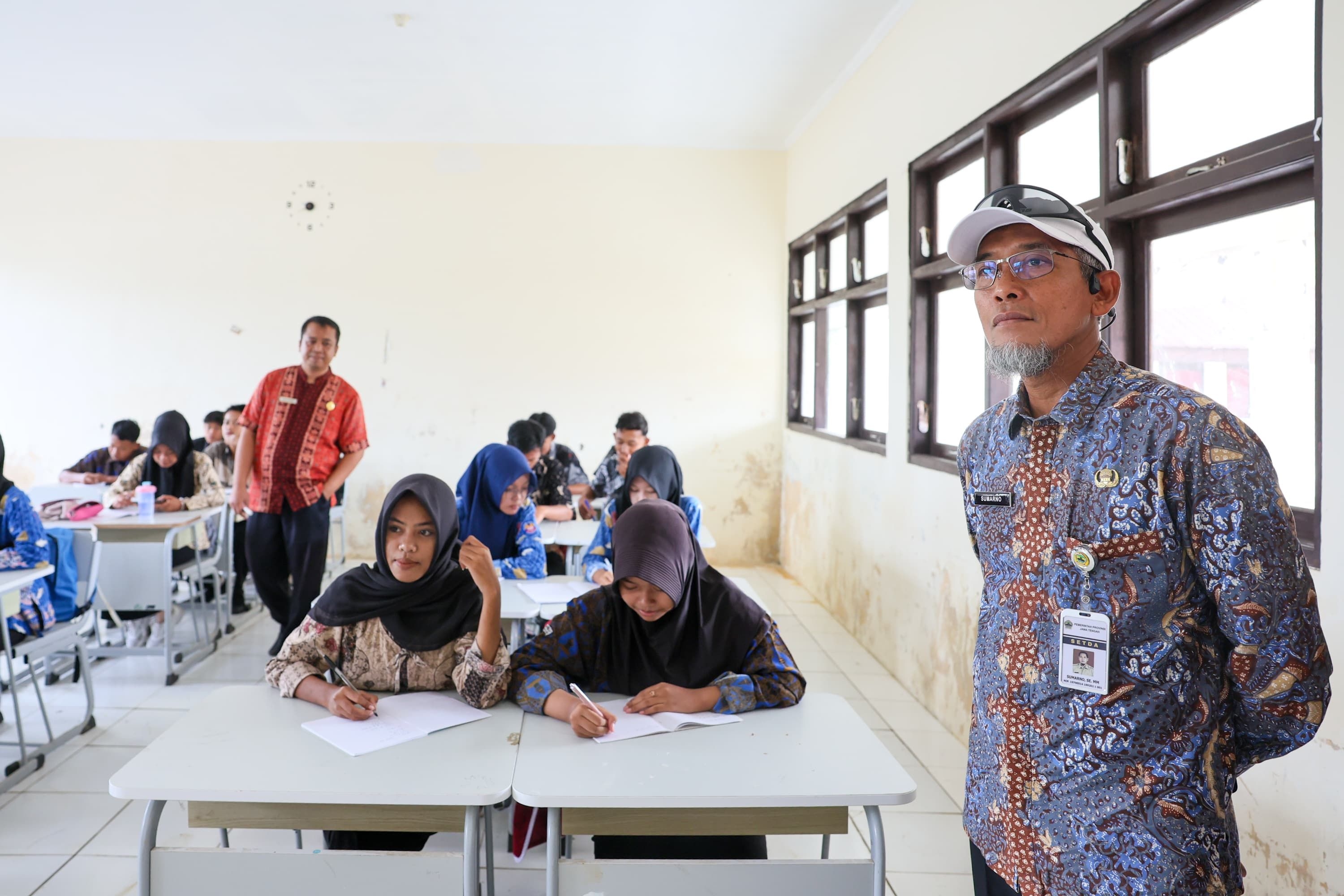 Terinspirasi Kisah Guru Muchtar, Sekda Jateng Susuri Jejak Menuju Sekolah Terluar di Cilacap
