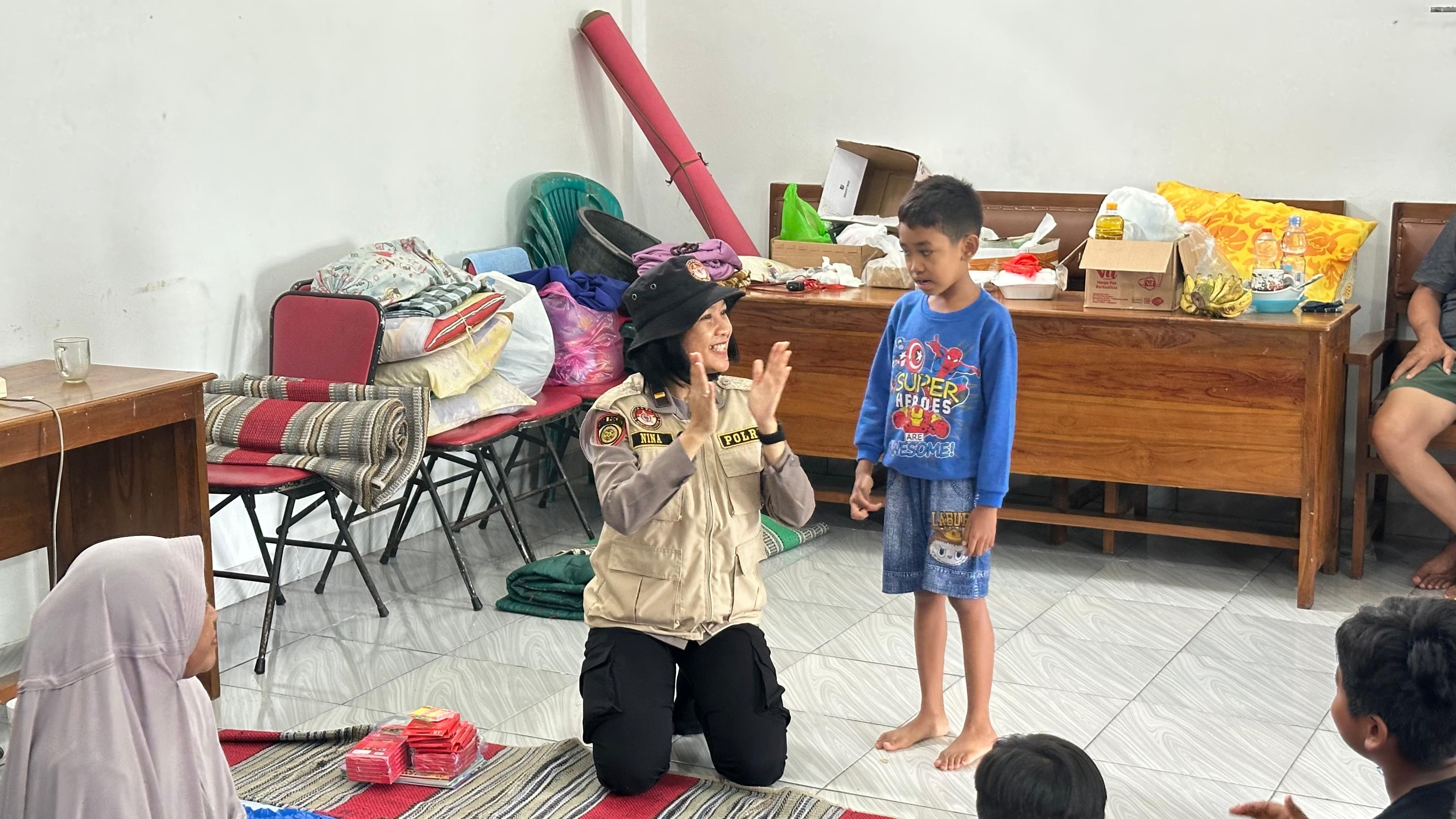 Tim Psikologi Polda Jateng Gelar Trauma Healing untuk Korban Banjir di Pati, Anak-anak Dibuat Ceria di Pengungsian