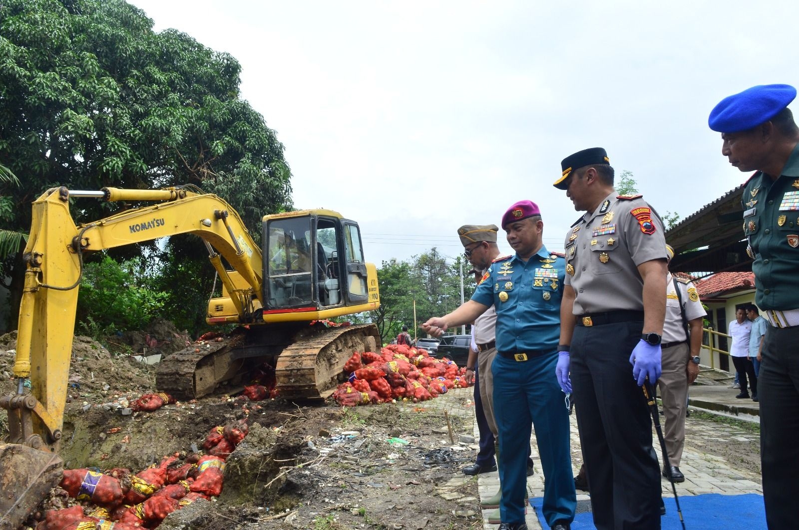 TNI AL Dukung Penegakan Hukum Pemusnahan Bawang Bombay Ilegal yang Ditemukan di Pelabuhan Tanjung Emas Semarang
