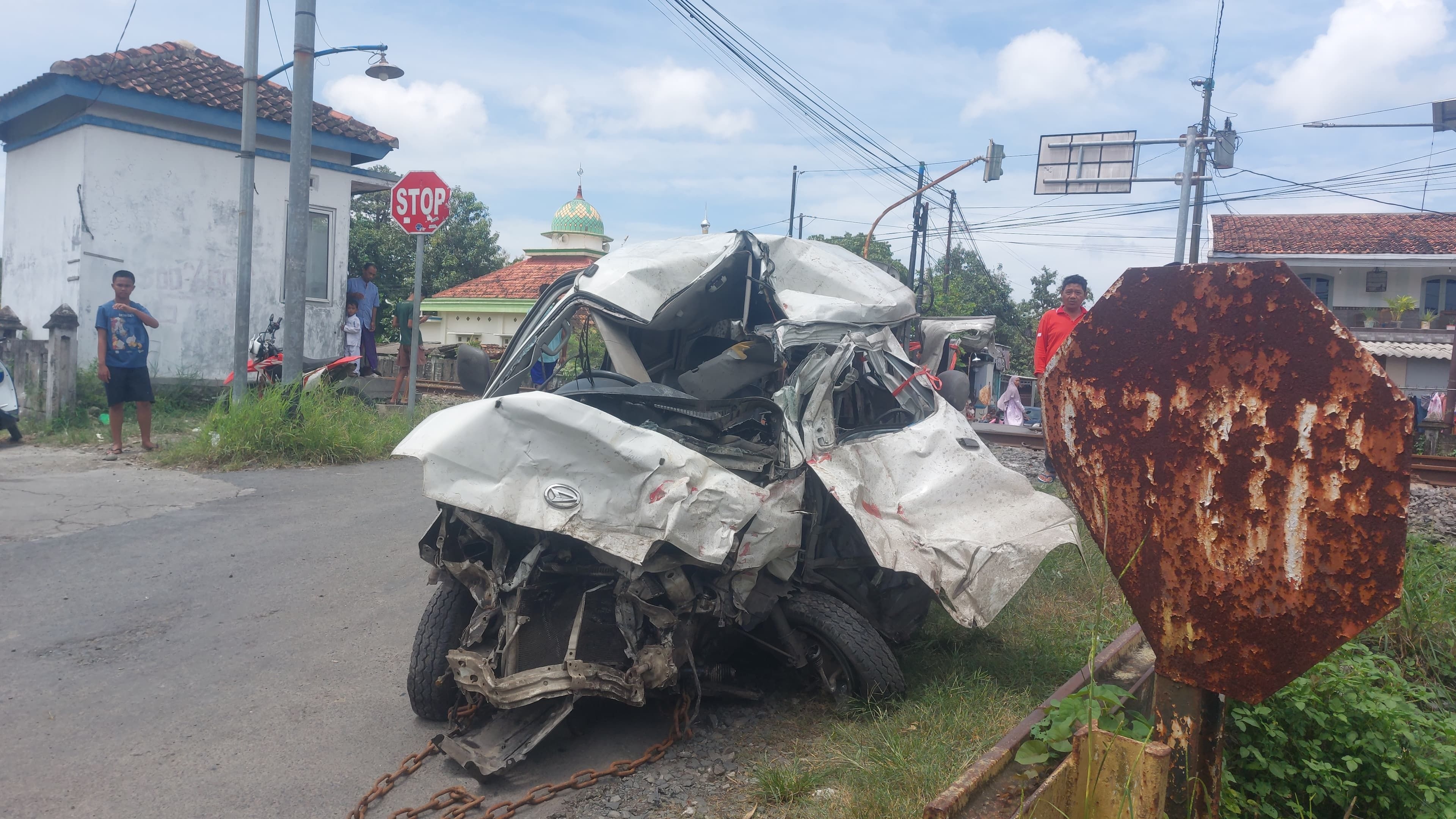 Satu Meregang Nyawa dalam Tragedi KA Harina dan Mobil di Rel Brumbung Demak, Jalur Sempat Ditutup