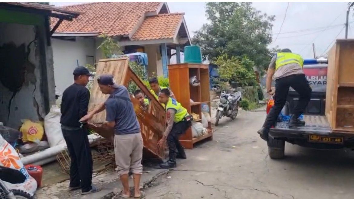 Bencana Tanah Gerak Padasari Tegal, Ratusan Personel Polisi Bantu Evakuasi Warga dan Pengamanan Logistik