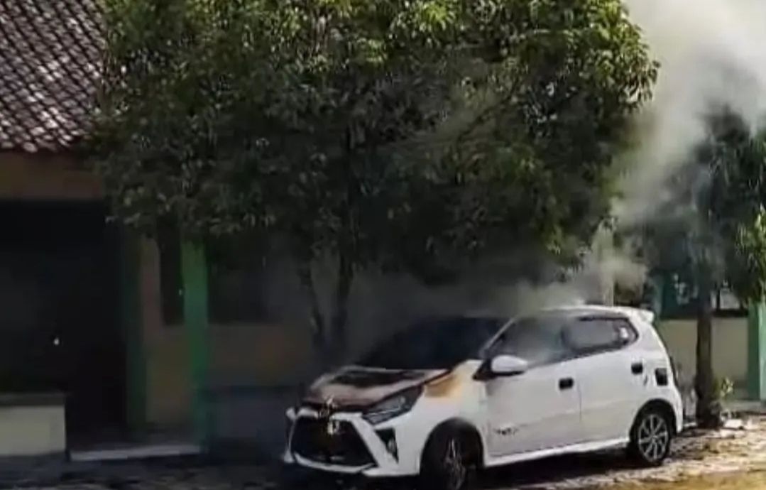 Diduga Korsleting Mesin, Satu Mobil Terbakar di Halaman SMK Kosgoro Sragen
